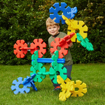 Gran construcción colorida de Octoplay con forma de animal, creada por niños en un campo de camping.