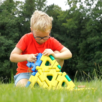 Con 40 piezas, los niños pueden experimentar y crear infinitamente con formas y estructuras.