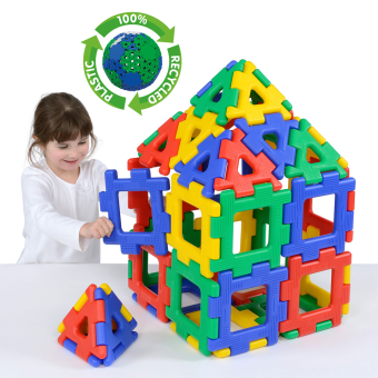 Los niños construyen juntos una casa con Giant Polydron – perfecto para el trabajo en equipo y la motricidad. Los niños construyen juntos una casa con Giant Polydron – perfecto para el trabajo en equipo y la motricidad.
