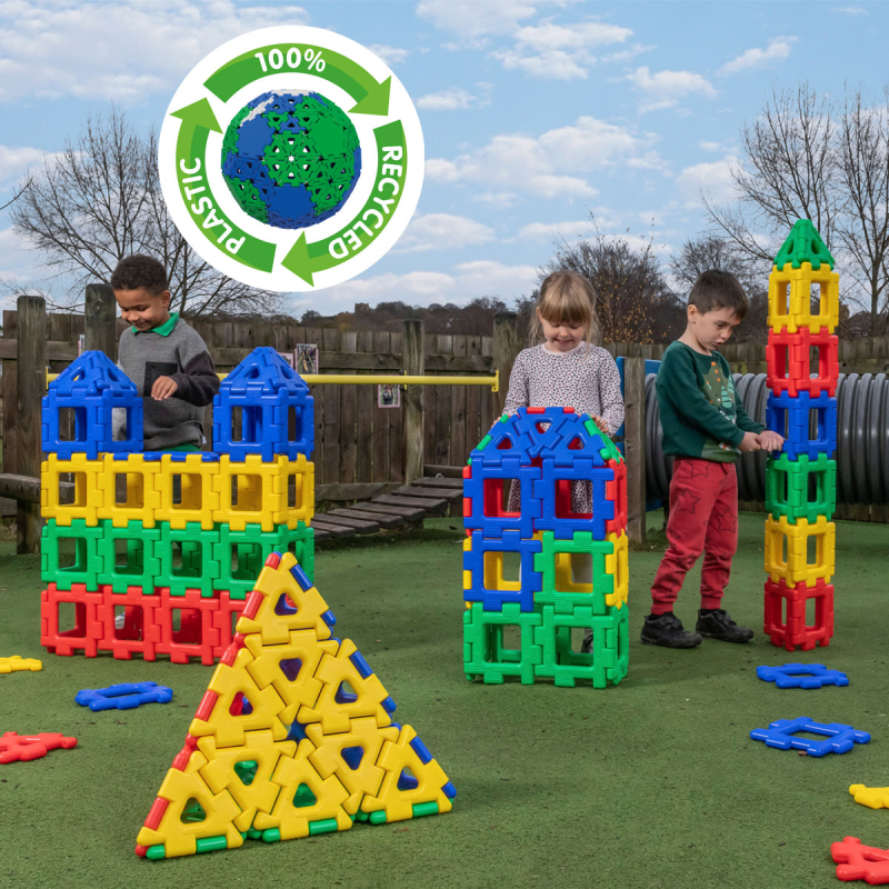 Tres niños juegan al aire libre con piezas de Giant Polydron para escuelas y parques.