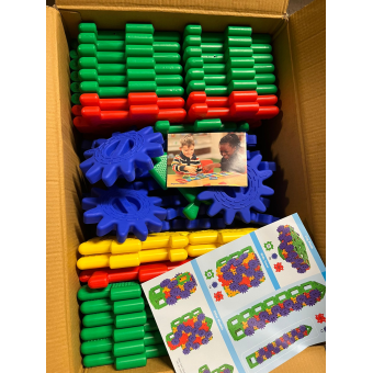 Del aula a la sala de juegos: los Polydron Giant Gears hacen que la ingeniería cobre vida.